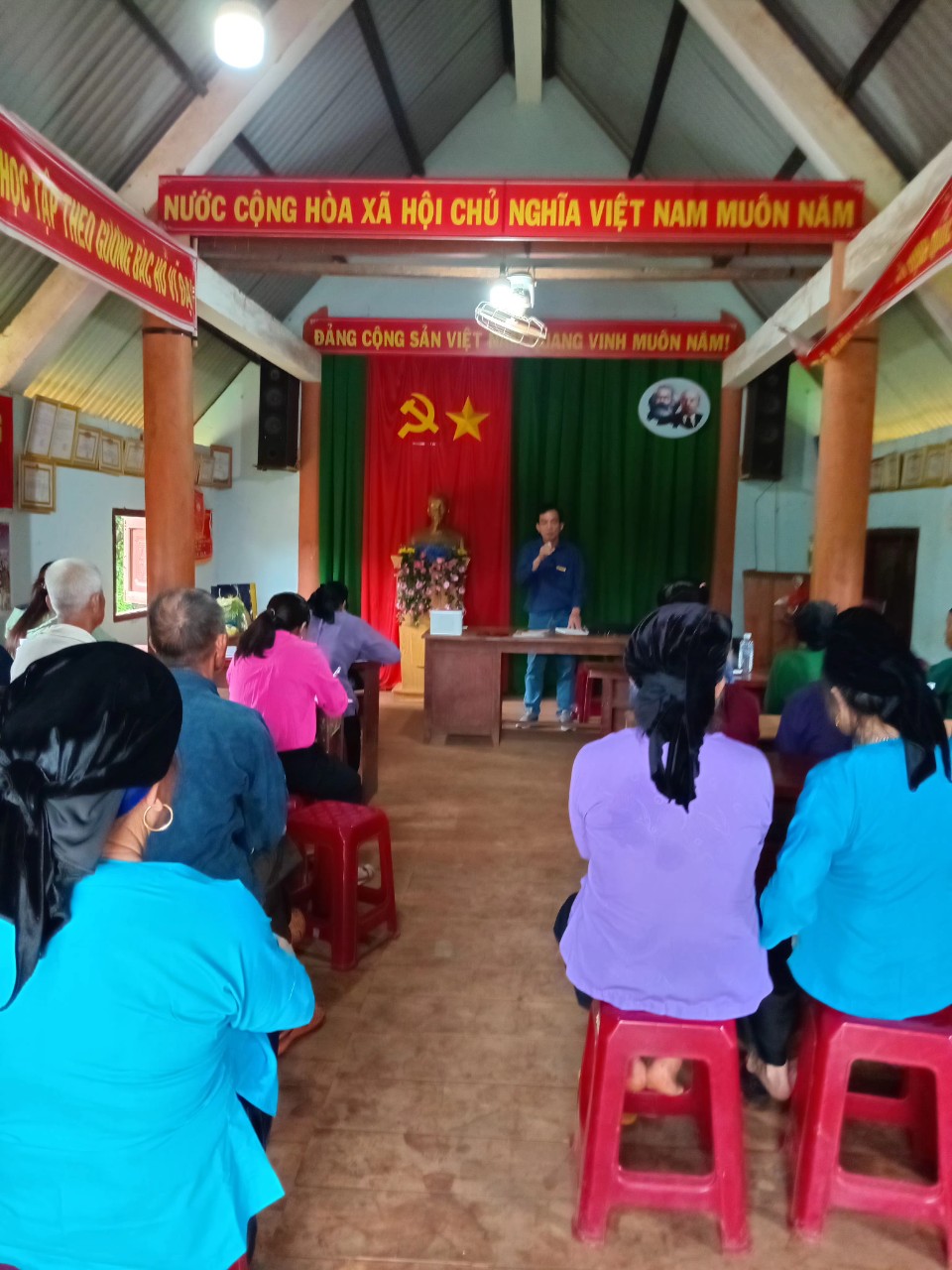 BCH Hội Người cao tuổi xã Ea H’đing phối hợp với Trung tâm Tư vấn tỉnh hội Đắk Lắk phổ biến các nội dung chăm sóc sức khỏe cho Người cao tuổi